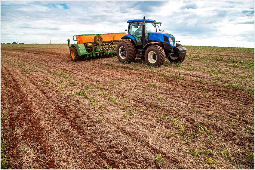 Trator e Implemento Agrícola Trator e Implemento Agrícola